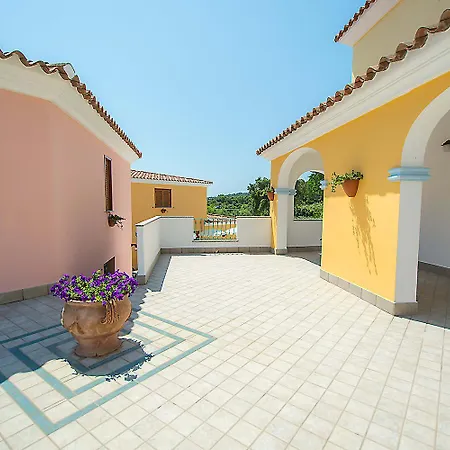 Апартаменты Idyllic Cala Viola T6 2 Bedapt Sleeps 6 *